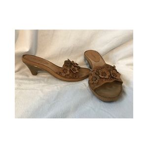 Brown leather heeled slide w/ flowers